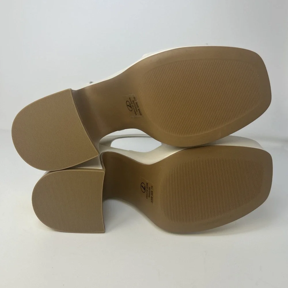 Soda Launch Women's Platform Sandals Square Toe Chunky Heel Off White Size 7 NIB